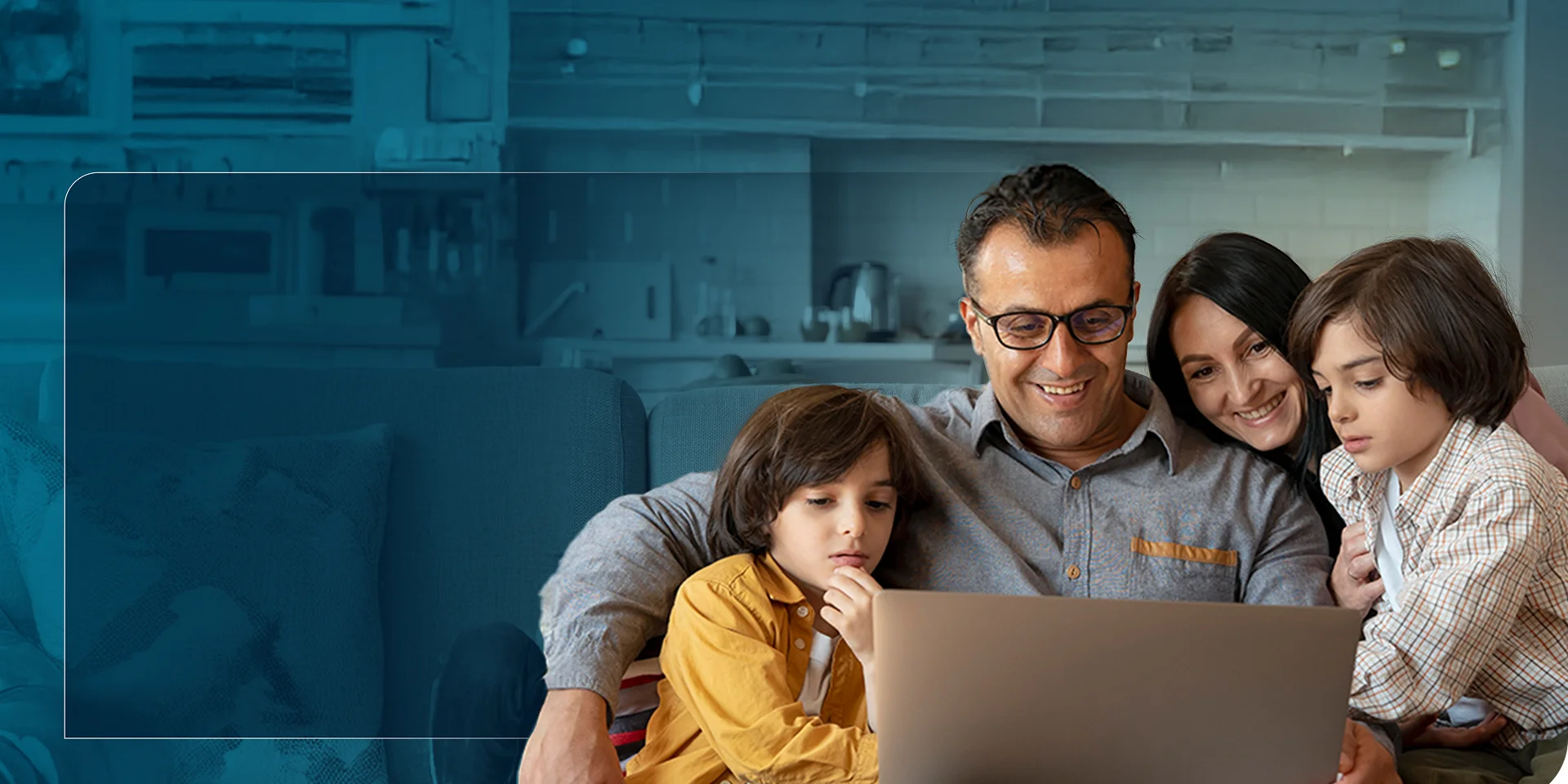 Familia disfrutando de un programa en internet